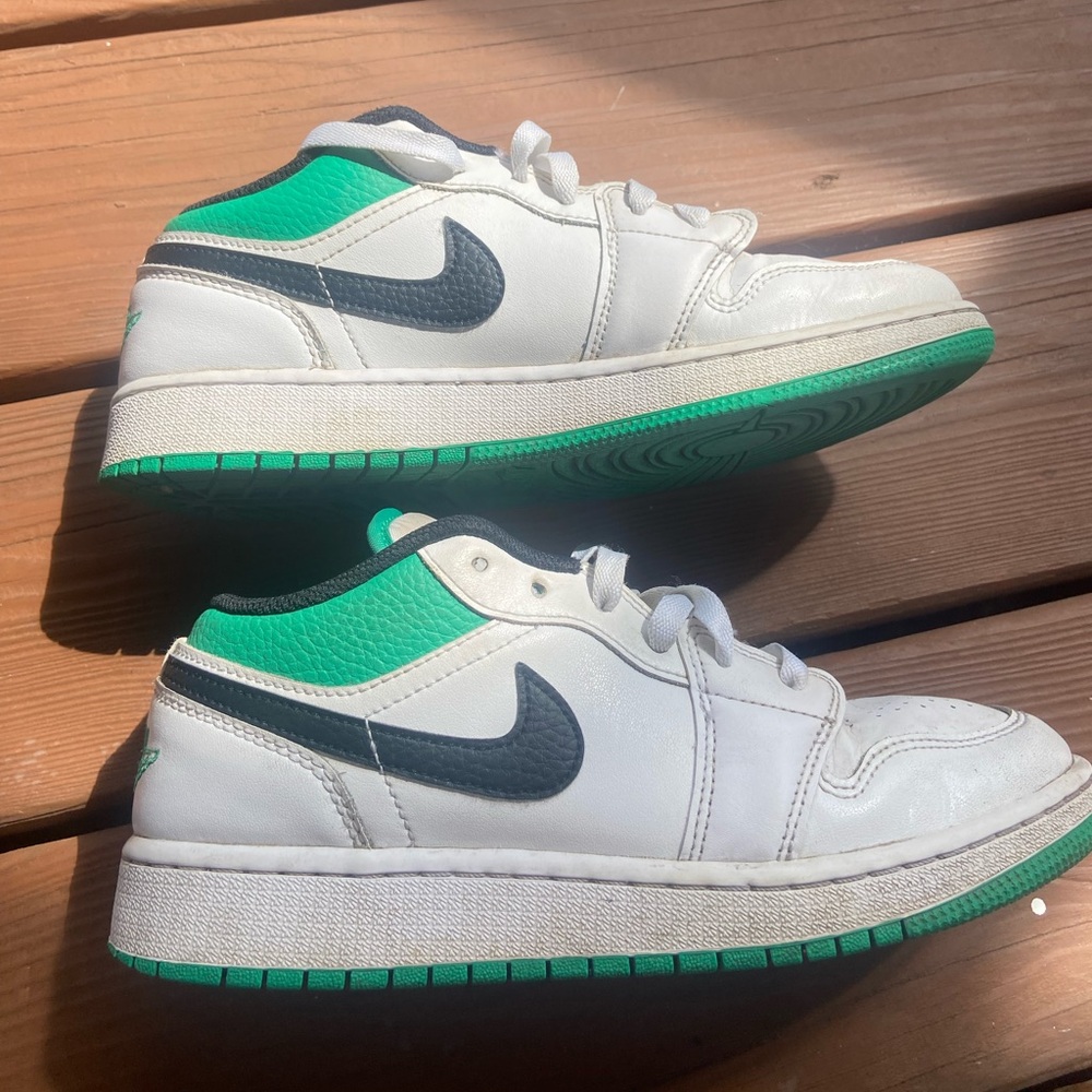 Jordan 1 low - green kid’s 6.5 - equivalent to women’s size 8